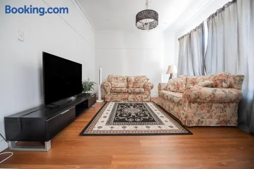 Classic decor, freshly painted 3 bedroom and 2 bathroom quiet home - Image 1