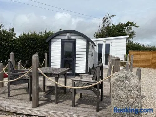 Estuary View - Cosy Shepherds Hut for Two with Private Facilities - Image 1