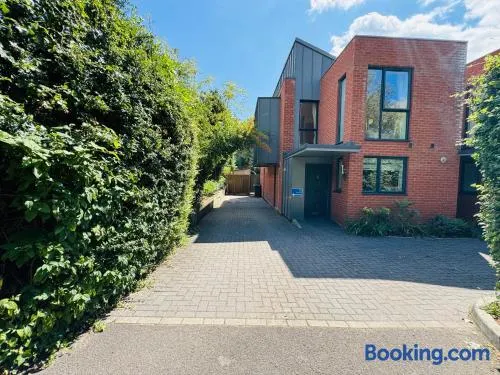 Taylors Place 3bedroom 2Bath Modern House in Winchester Wifi 2FreeParking - Image 1