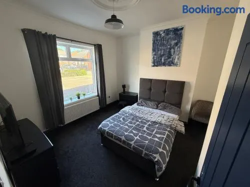Plessey Road LARGE 5 Bed, 2 Bath, Contractors NEW - Image 1
