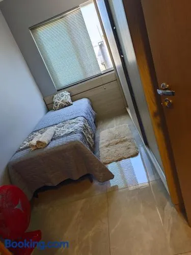 Quarto privativo em sobrado mobiliado compartilhado - Image 1