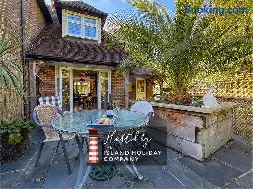 Squirrel Haven - Dog Friendly Woodland Retreat in Wootton Bridge, Isle of Wight - Image 1