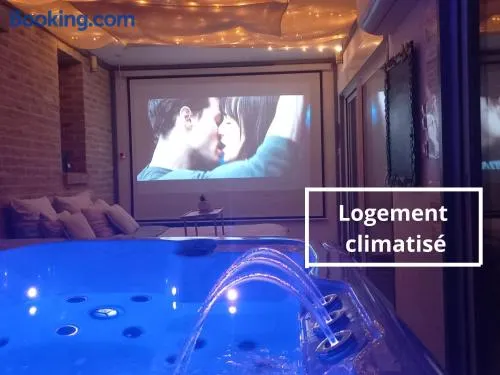 Fraisier, love room Valenciennes avec Jacuzzi privatif - Image 1