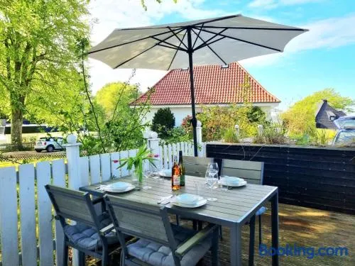 Charmant appartement de vacances adapté aux familles avec barbecue et terrasse | À côté de la plage | Avec animaux autorisés - Image 1