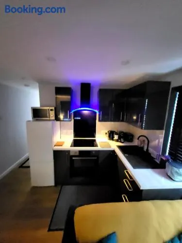 Town Centre Modern 1 Bedroom self-contained Apartment - Image 1