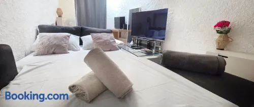 Maison avec 2 espaces separes sur 2 niveaux distincts, Montreux,Festivals,Chateaux de Chillon,FreddieMercury,Casino,lac leman plages,montagne, Pour voyageurs souhaitant partager une maison familiale et economique, 15 minutes a pied du centre en descente - Image 1