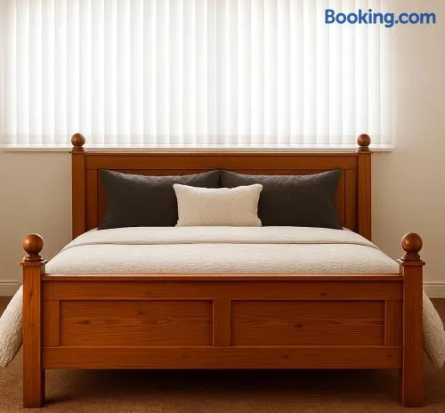 Budget Stay In Luton 01 D - Image 1