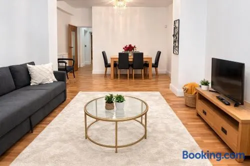 Stylish London 2BR Flat Sleeps 6-Free Parking, O2 Arena, Greenwich & Canary Wharf - Image 1