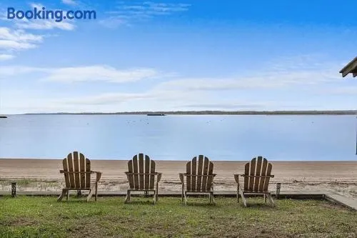 Beachfront Apartment - 8 min from downtown - Image 1