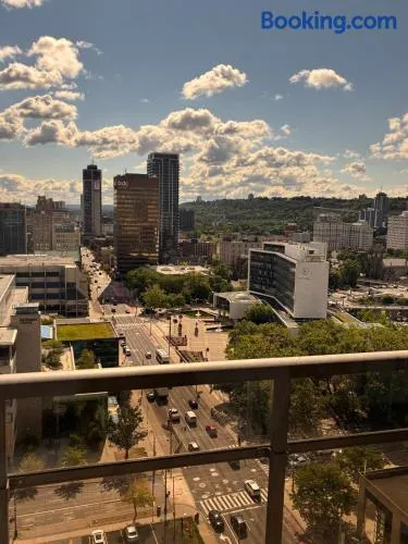 One-Bedroom Apartment with Den With Amazing Views of Hamilton - Image 1