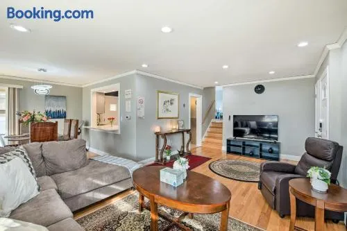 Cozy Skokie Home ~ 16 Mi to Downtown Chicago! - Image 1