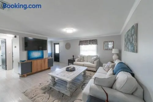Bayshore Retreat, HUGE Private Yard & Fire Pit & Screened In Patio, Near Beaches - Image 1