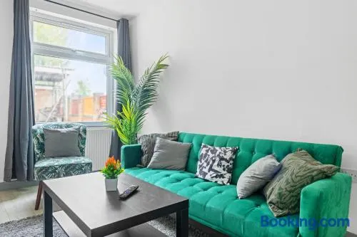 Stanion Luxurious 3 Bedroom Modern House Northamptonshire, Double, Twins, Single, Free Parking, Free Wi-Fi, Pets, Up to 8 Sleeps, 4 Smart TVs - Image 1