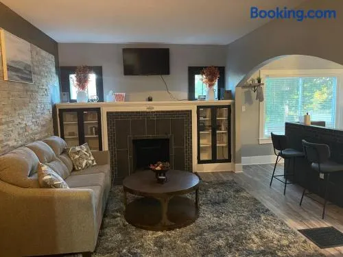 4 Bed Cozy Home closely located near downtown - Image 1