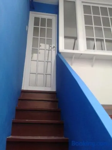 Monoambiente con baño privado y cocineta dentro de casa - Image 1