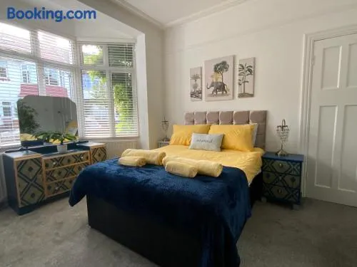 Right by Leigh Broadway Private Garden large ground fl apt - Image 1