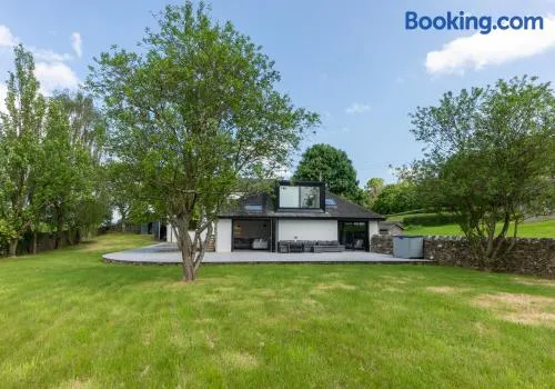 Perfect Family Retreat with Hot Tub, Nr the Lakes - Image 1