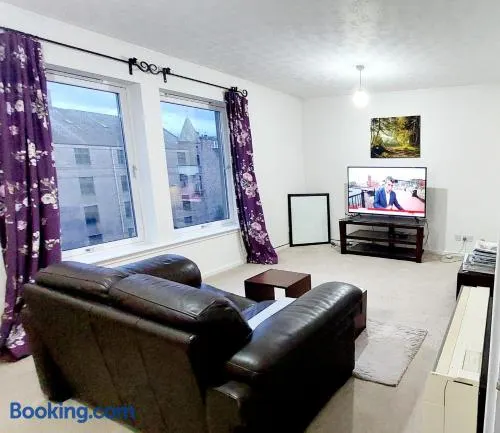 Mearns Gate Neat & Cozy 1 Bedroom Flat - City Centre Aberdeen - Image 1