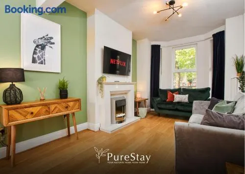 BIG Contractor House with 6 Beds & Free Parking by PureStay - 7 night min! - Image 1