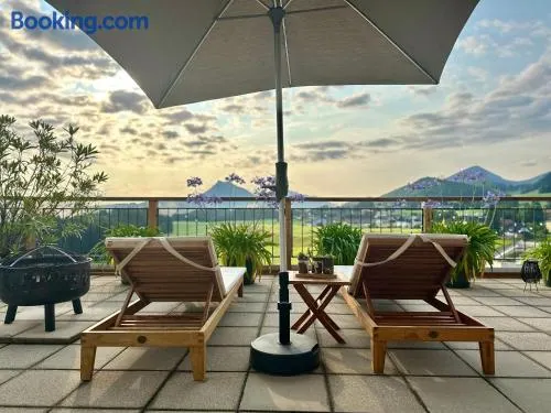 Apartamento vacacional con barbacoa, terraza y jardín - Image 1