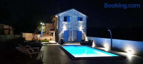 Maison avec barbecue, piscine privée et jardin | Vue nature - Image 1