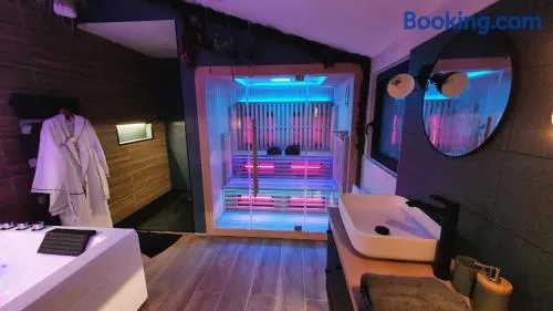 SAUNA, BALNEO, TERRASSE, PARKING, Le tout totalement privé dans maison indépendante à la décoration soignée, ensoleillé et sans vis à vis, Prise VE, Calme et discrétion Garantis, Idéalement situé pour visiter la région, Animaux bienvenues - Image 1