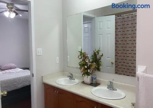 Beautiful private Room near Toronto pearson Airport - Image 1