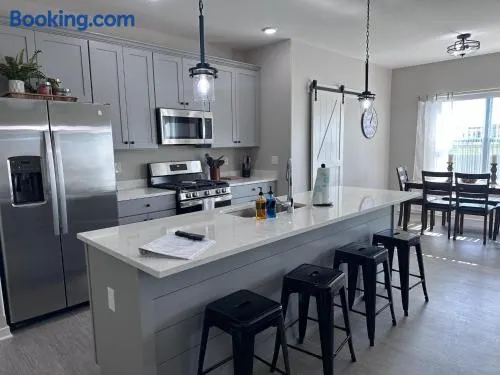Spacious 3 bed 2 bath with King Master in Sycamore - Image 1