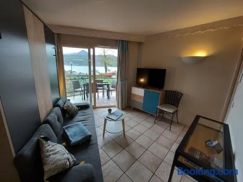 Logement avec terrasse sur lac, tout confort, dans résidence avec PLAGE et PONTON PRIVEE - Image 1