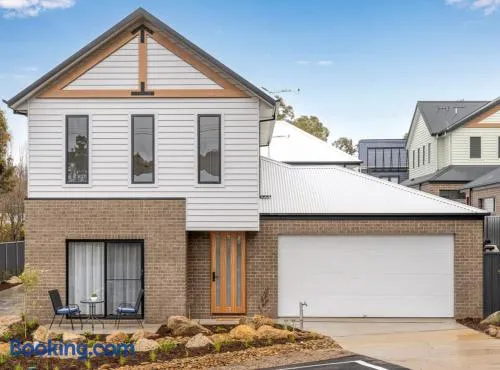Brand new 3 bed townhouse walk to town - Image 1