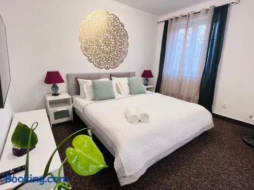 BL - The Townhouse, 24hr Self Check-in, Free Private Parking, Garden, Adjacent to beautiful City Park, City Centre 5 min walk - Image 1