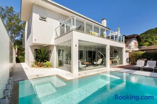 Casa Maravilhosa com Piscina em Garopaba - Image 1
