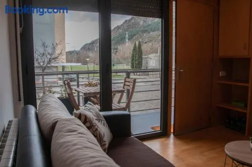 Apartamento con balcón y vistas a la montaña - Image 1