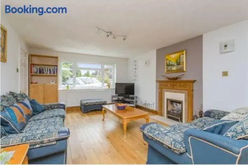 Spacious 5 Bedroom 11 Guest Family House in Horsham - Image 1