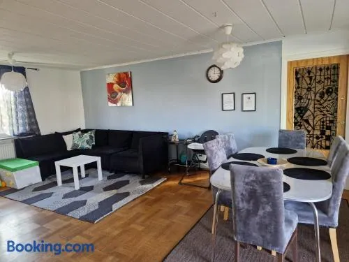 Villa med egen parkering. Möjlighet att boka från 1 och upp till 5 personer. - Image 1
