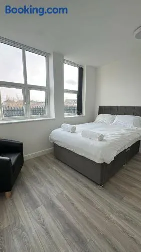 Central 2 Bed Apartment - Free WiFi! - Image 1
