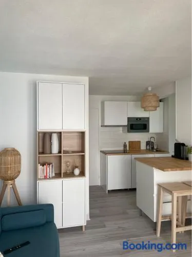Appartement rénové avec piscine, plage 2mns à pied - Image 1