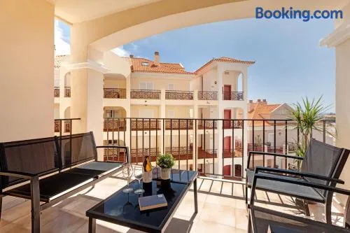 Studio avec internet haut débit, piscine chauffée et terrasse | Vue ville - Image 1