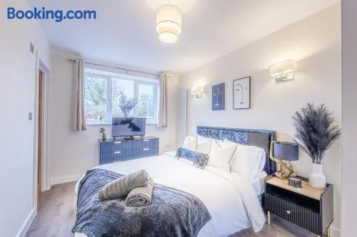 Bromley 3BR With Parking - Image 1