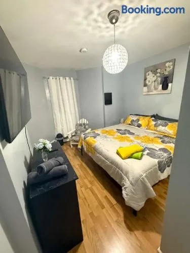 New 3 BR Apt in Elizabeth Railroad Style Path Train Bus Hospital EWR Airport NJ Manhattan NYC - Image 1
