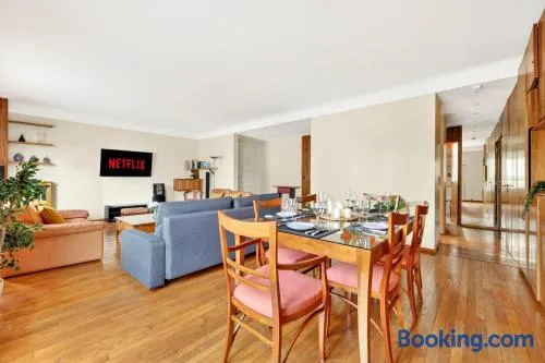 Quartier Arc de Triomphe 2 Bedroom Apartment with Netflix - Image 1