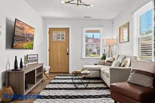 3BR 2BA Derby Home Walk to Churchill Free Parking - Image 1