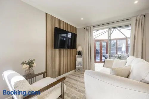 Stylish Home in Gloucester with Parking for Two - Image 1