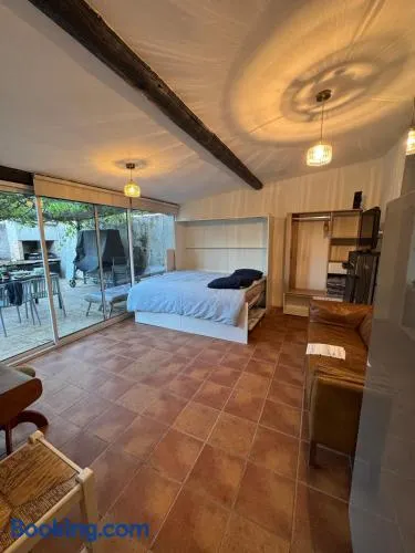 Studio with pool and quiet, non-shared garden, 1 lit double - Image 1