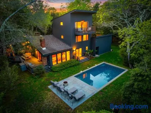 Bellport Park - Pool, Fire Pit & Balcony - Image 1