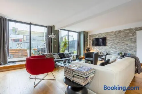 Maison de vacances adaptée aux familles avec jardin et terrasse - Image 1