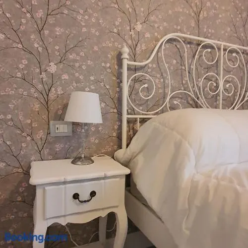 Authentic Milan Ringhiera House near Metro - Image 1