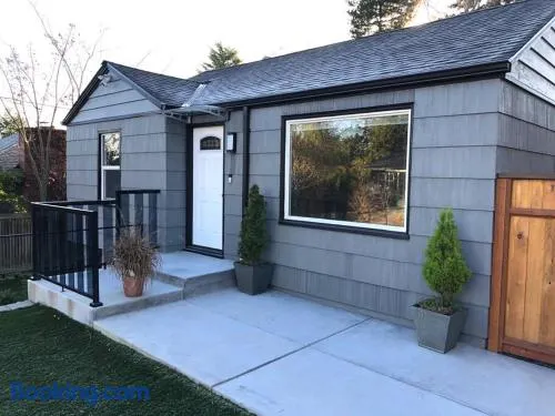 Cozy Crown Hill Carkeek Cottage 2 Beds, Full Kitchen & Backyard in North Seattle - Image 1