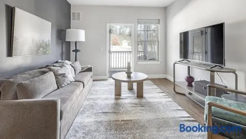 Landing Modern Apartment with Amazing Amenities (ID8044X07) - Image 1