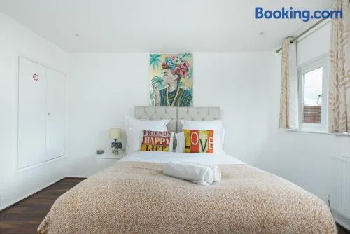 Ephatha House 4-Bedrooms, Sleeps 11, Free Parking, Garden - Image 1